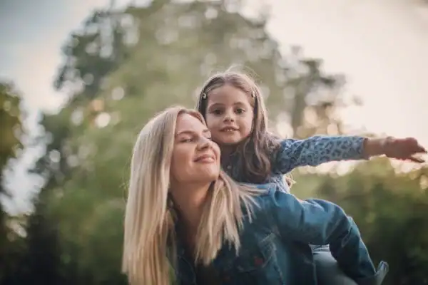 happy mum and daughter following mediation to resolve parental alienation Darlington